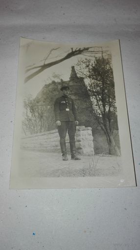 Старое военное фото возле замка