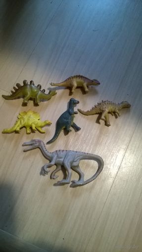 Фигурки динозавров