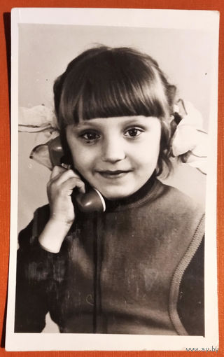 Фото девочки с телефоном. 1980 г. 9х13 см.