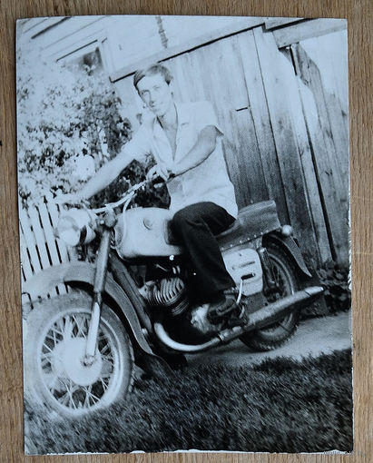 Фото мужчины на мотоцикле. 1978 г. 9х12 см.