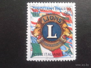 Италия 1967 эмблема на фоне флага Италии