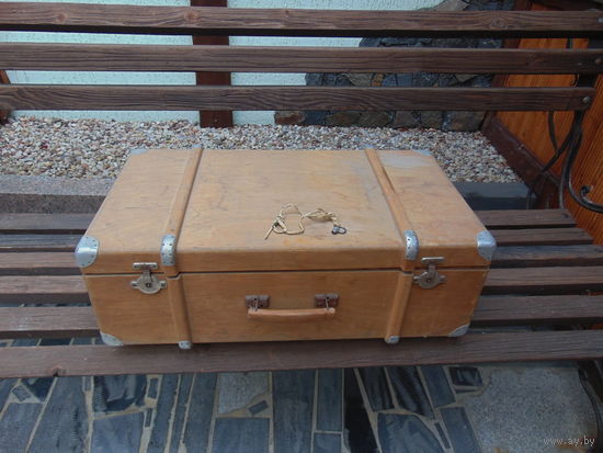 Старинный,деревянный чемодан, в отличном сохране. Супер антуражная вещь !!!.