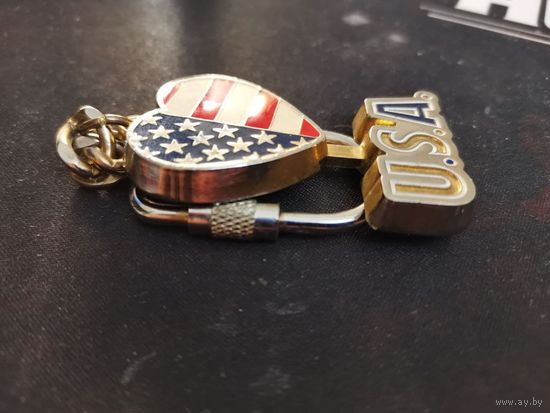 Винтажный брелок  флаг США.Эмалированный брелок для ключей производство США с серийным номером.