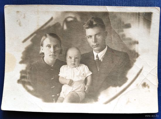 Семейное фото. Могилев (?). 1930-е. 9х12.5 см.