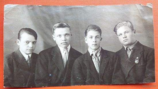 Фото четырех юношей. 1940 г. Знаки 9x15 см