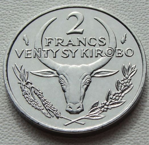 Мадагаскар. 2 франка 1982 год KM#9 "Пуансеттия"