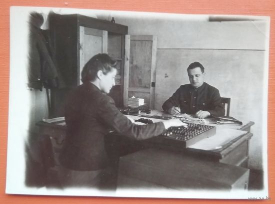 Фото работы в офисе 1950-х. 8х11 см
