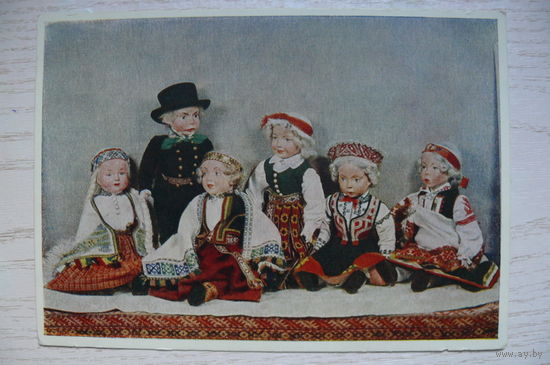Куклы в латышских национальных костюмах; 1956, чистая.