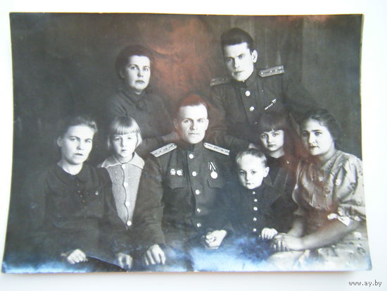 Студийное фото офицеров РККА с семями. Который посредине, интересное расположение звёзд на погонах.