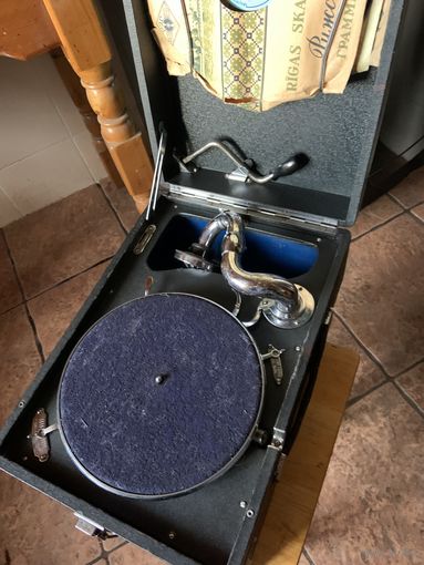 Советский грамафон"Дружба" в полнейшей комплектации-родном кофре, набором иголок и пластинок.