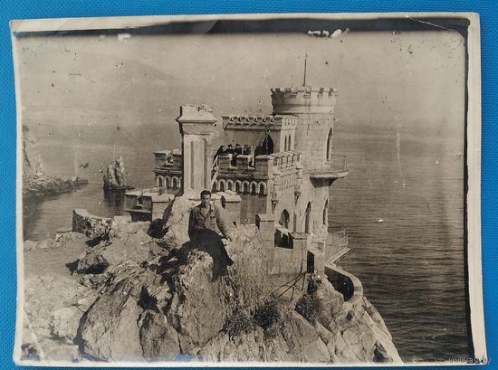 Фото у "Ласточкиного гнезда" в Крыму. 1950 г. 9х12 см.