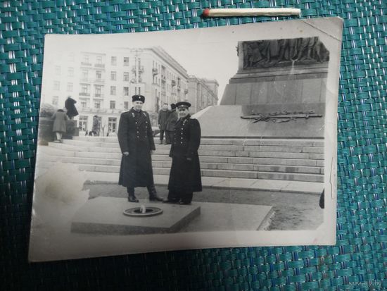Фотография. Милиционеры в форме образца 1958 года. Площадь Победы. Минск.