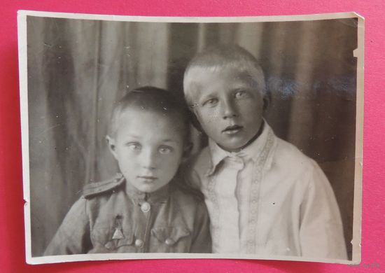 Фото "Дети", 1946 г. (один ребенок в форме лейтенанта, другой в вышиванке)