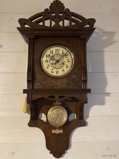 Старинные настенные часы с боем.