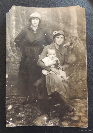 Фото "Две сестры с ребенком", Зап. Беларусь, 20-30 гг.