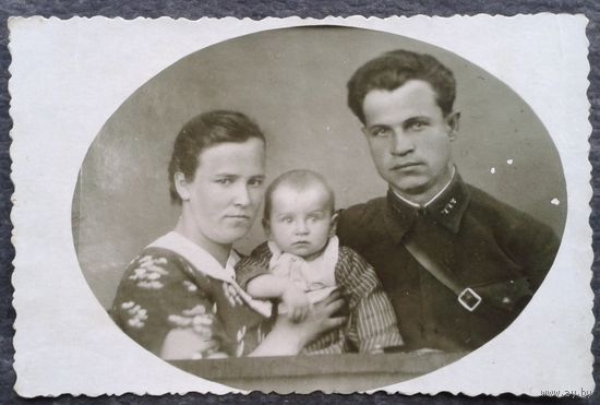 Фото семьи красного командира. 1940 г. г.Витебск. 8х12,5 см.