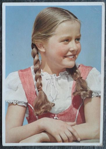 Улыбающаяся девочка. Германия 1950-е. Подписана