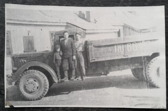 Фото на грузовом автомобиле МАЗ-205. 1940-50-е. 10х16 см