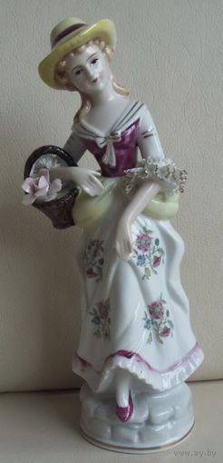 Старинная фарфоровая статуэтка. Дама в шляпе с цветами. Высота 22 см.