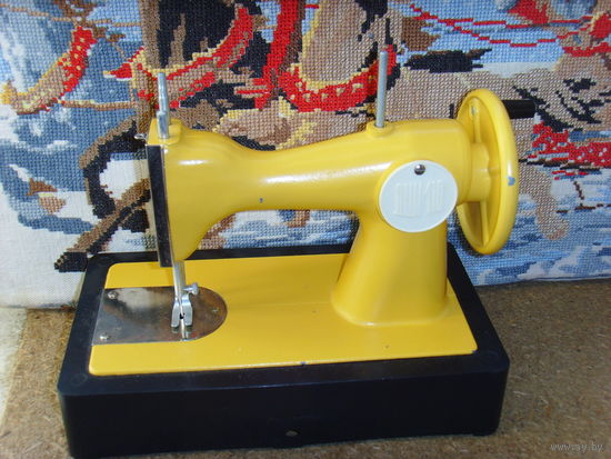 Швейная машинка . Детская игрушка СССР . ДШМ 1 В . Желтая .