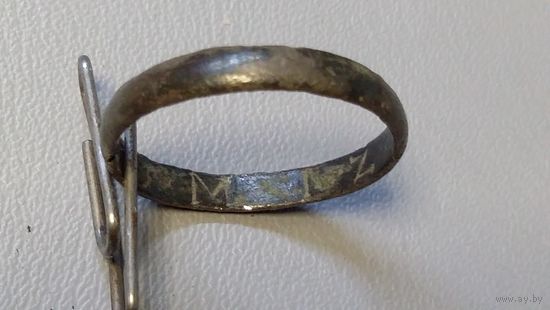 Старинное серебряное колечко с инициалами.