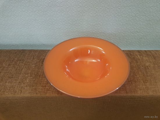 Редкая тарелка, высота 6см, диаметр 21 см, с полями похожими на неон, стекло, цвет оранжевый, в отличном состоянии без сколов и трещин.
