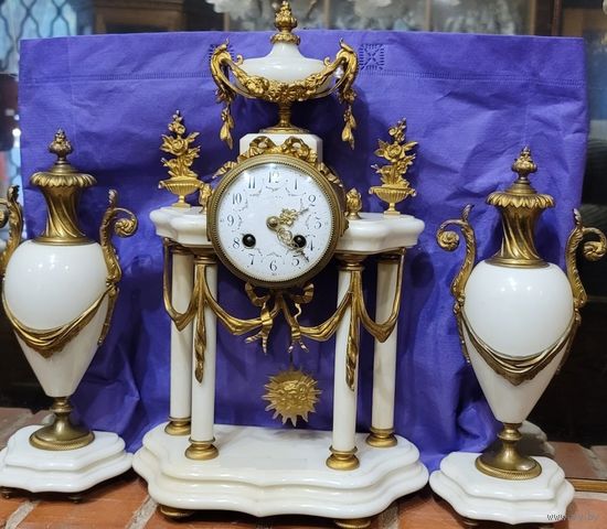 Часы каминные с вазами белые, Европа 19 век, на ходу. высота часов 43, глубина 14, ширина 26. видео работы