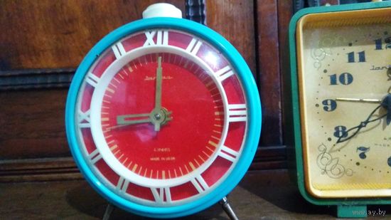 СССР: настольные часы - будильник "Янтарь" (красный циферблат)