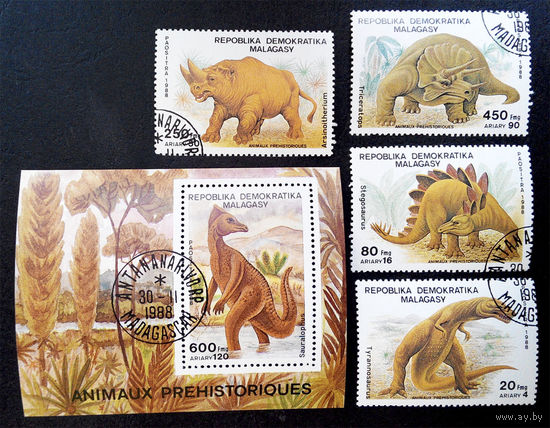 Мадагаскар 1988 г. Динозавры. Доисторические животные. Фауна, полная серия из 4 марок + Блок #0064-Ф2P12