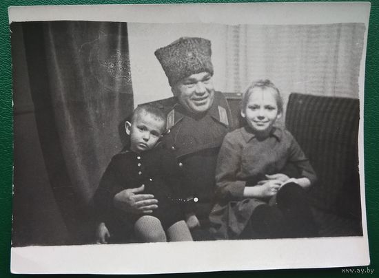 Фото генерала с детьми. 8.5х11.5 см.