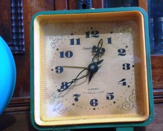 СССР: настольные часы - будильник "Янтарь" (квадратные)