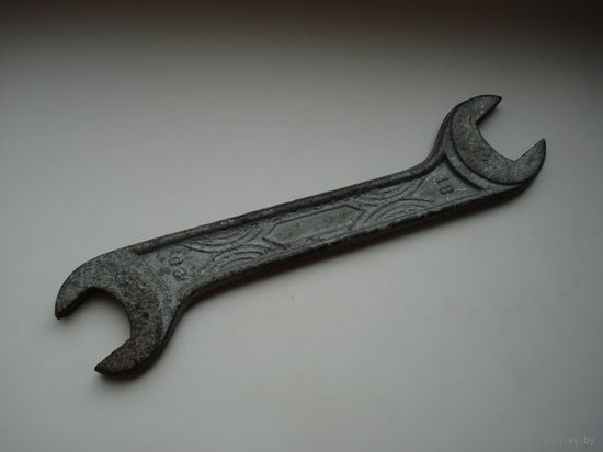 Старинный рожковый гаечный ключ с узорами. Первая половина прошлого века.