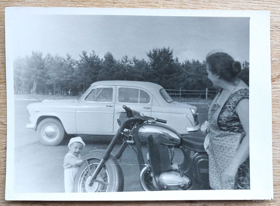 Фото ребенка с автомобилем и мотоциклом. 9х12 см.
