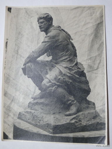 Фотография, ~1940, Скульптура Азгура З. И. "Сталин в ссылке".