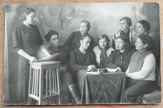 Фото собрания партячейки. 1930-е. 8.5х13.5 см.