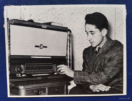 Фото из СССР. "В поисках буржуйских радиоволн". 1964 г.  9х11.5 см