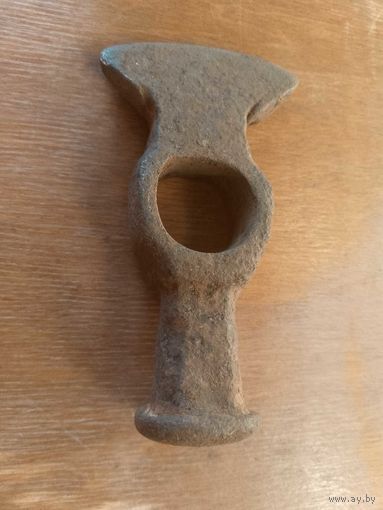 Старинный кованый инструмент молоток-топорик