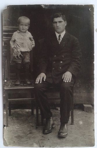 Фото мужчины с ребенком. 1930-е. 8.5х13.5 см