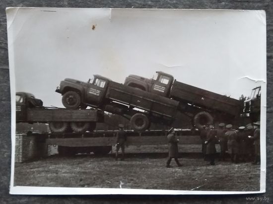 Фото 1970-х. Военные автомобили на железнодорожной платформе. 13х18 см.