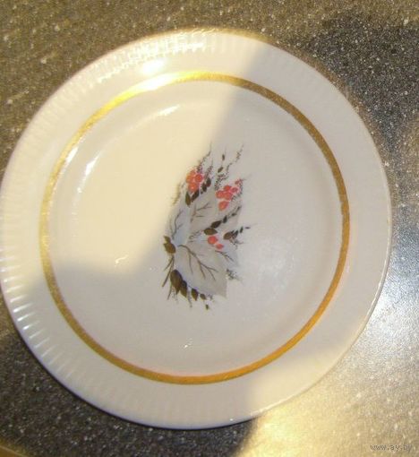 Подставная тарелка фарфорового з-да "Красный фарфорист"70-е годы.