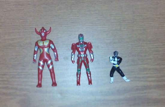 Две фигурки Могучих рейнджеров и злодей. Nero - Black Power Ranger (Могучие рейнджеры, Power Rangers). No B5. 1995 Saban. И фигурка Rosso или Triassic. (токусацу, Турборейнджеры, Могучие морфы)