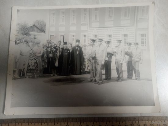 Интересная фотография.  Народ и армия едины. Офицеры ВС СССР и священнослужители на одном мероприятии.