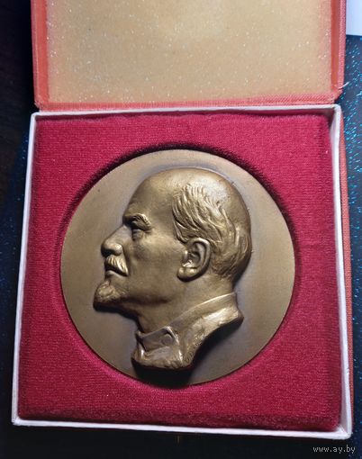 Настольная медаль ленин бронза клеймо в футляре распродажа коллекции