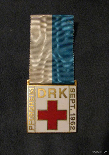 Красный крест  DRK  знак жетон