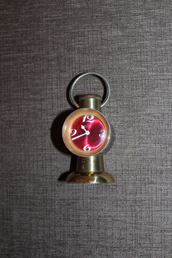 Небольшие, настольные часы ROXOR, 17 камней, отсутствует заводная головка, царапина на циферблате.