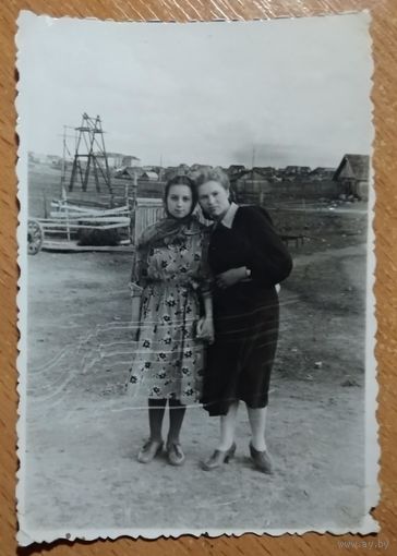 Фото двух девушек. 1950-е. 8х11 см.