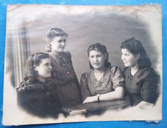 Фото группы девушек. Омск. 1945 г. 8.5х11 см