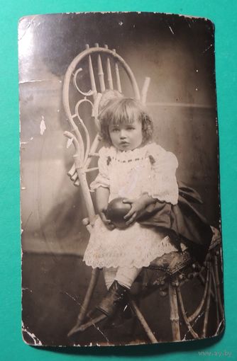 Фото "Панская девочка с мячиком", Западная Беларусь, до 1917 г.