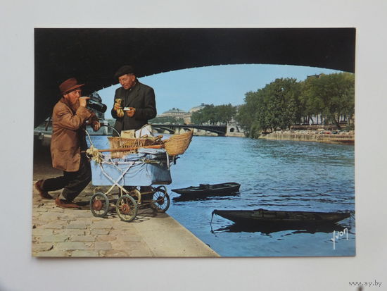 Бомжи в Париже открытка 1970-е   10х15 см