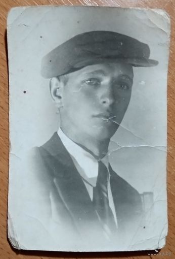 Фото мужчины в кепке. 1949 г. 7х11.5 см